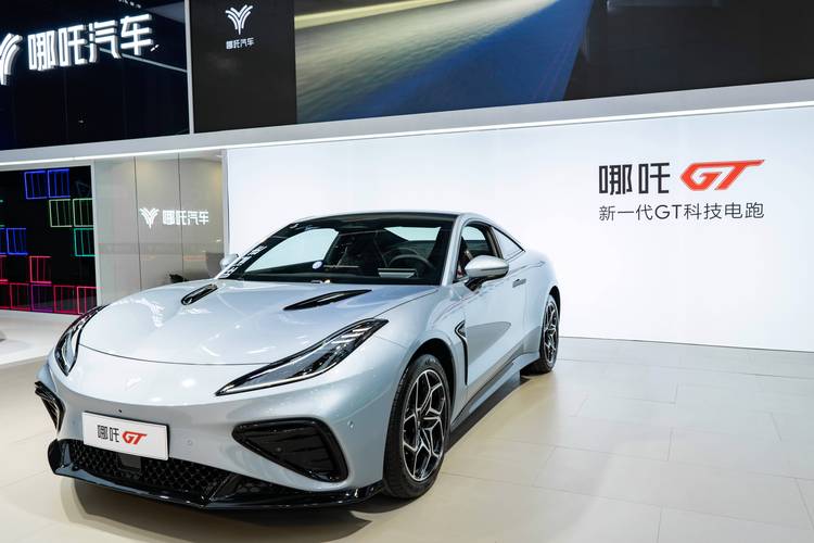 东莞50哪吒汽车在智能汽车领域的表现，领途汽车在新能源汽车市场中的影响力